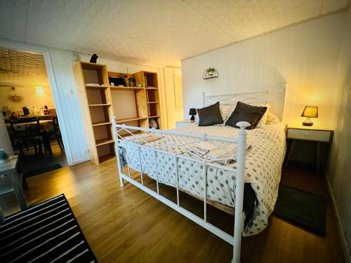 Gland House | Garden-Level Room: Pet and Child Friendly Retreat