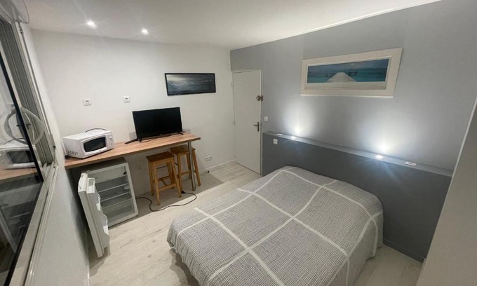 Saucats Apartment | Functional and Independent Rooms for Family Getaways