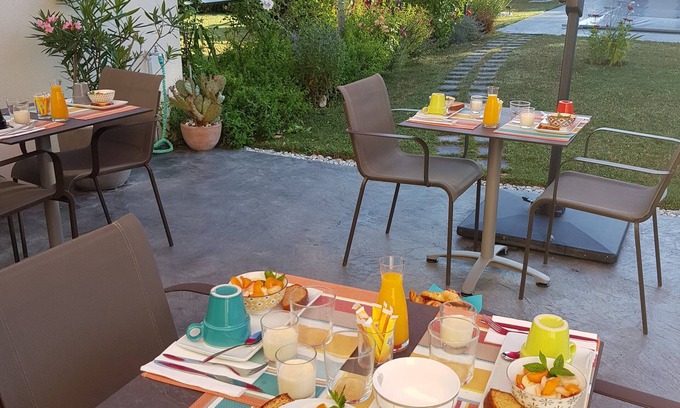 Saint-Georges-de-Didonne Bed & Breakfast | Guest Rated 9.8: Stay at La Villa 13&15 with Pool & Dining