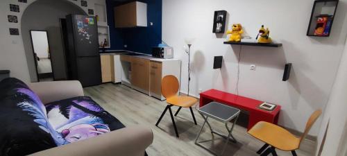 Villeneuve-Saint-Georges House | Zen Retreat: Family-Friendly Shared Room Awaits You
