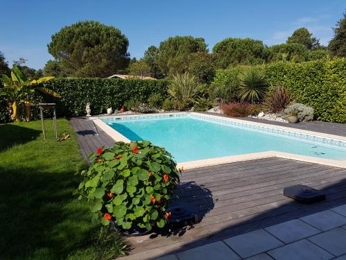Martignas-Sur-Jalle House | Oceanfront Retreat: Chambre Indépendante "Terre Rouge" Awaits