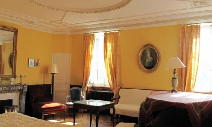 Bez-et-Esparon Bed & Breakfast | Cozy Chambre Jaune at Chateau Massal with Breakfast Included