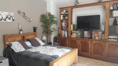 Vallon-Pont-d'Arc House | Oceanfront Retreat at Chambre L'Orchidée with Pool & Dining
