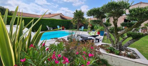 Les Epesses House | Inviting Private Room with Pool, Steps from Puy du Fou