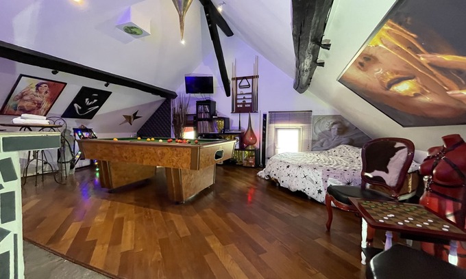 Marolles-en-Hurepoix House | Exclusive Retreat at Chambre & Lounge Privé: Pet-Friendly Bliss