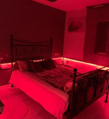 Moelan-sur-Mer House | Relaxing Spa Suite with Pool and Family Amenities