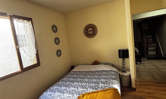 Varambon House | Cozy Room with Garden View by the Ain River