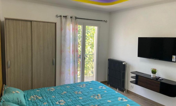 Prayssac Bed & Breakfast | Child-Friendly Chambre n°7 with Balcony for Two Guests