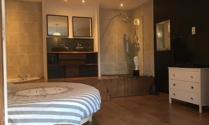 Conliege House | Peaceful Room with Mountain View - Family & Pet Friendly