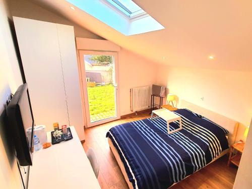 Evreux House | Peaceful Room Near City Center with Kitchen & Pet-Friendly