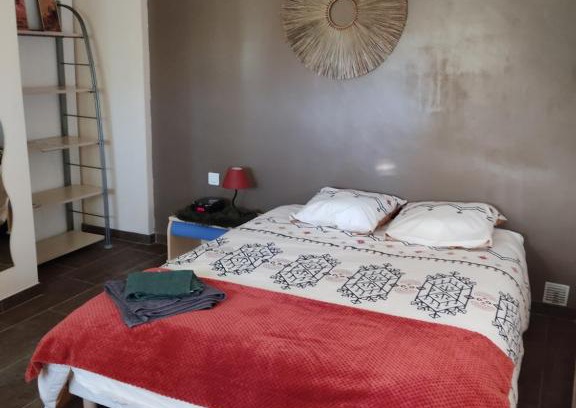 Quartier des Espesses House | Cozy Private Room with Pool Access and Convenient Parking
