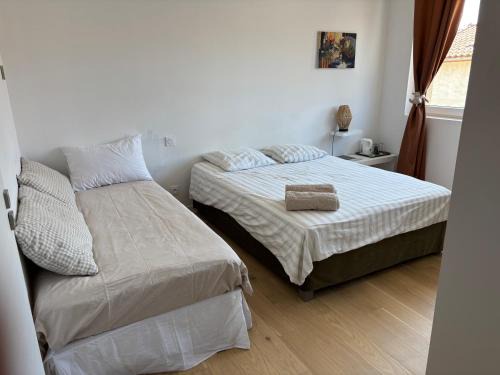Genay House | Cozy Private Room with Shared Bath - La Brousse