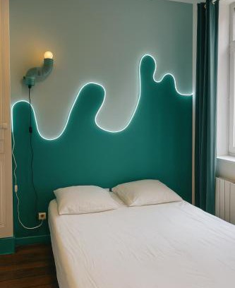 Amiens Bed & Breakfast | Budget-Friendly La chambre turquoise: Family Welcome Awaits