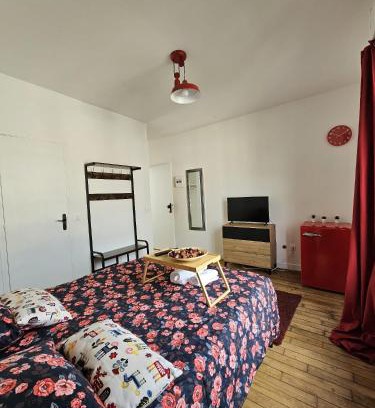 Pierrefitte-sur-Seine House | Cozy Room Near Stade de France with Family-Friendly Amenities
