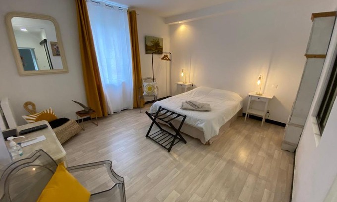 Argenton-sur-Creuse Bed & Breakfast | Cozy Private Room & Bath - Ideal for Families and Pets