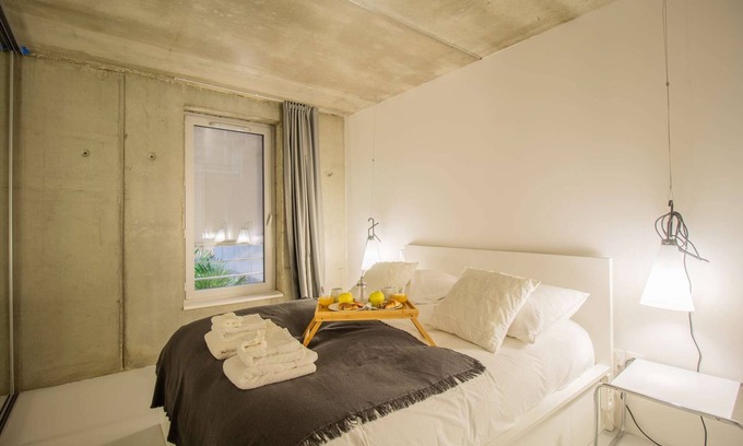 Carmes Apartment | Garden View Room - Family-Friendly with Kitchen Access