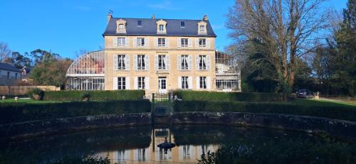 Saint-Martin-des-Entrees Bed & Breakfast | Elegant Rooms at Château de Damigny with Pool & Restaurant