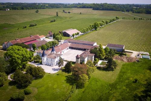 Lignan-de-Bordeaux Bed & Breakfast | Elegant Stay at Château de Seguin with Child-Friendly Amenities