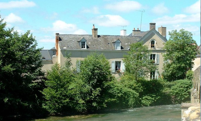 Montfort-le-Gesnois Bed & Breakfast | Child-Friendly Comfort at Chambres d'hôtes Le Pont Romain