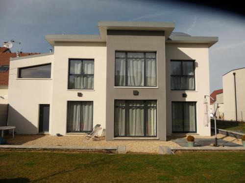 Vernouillet Bed & Breakfast | Modern Guest Rooms in a Contemporary Home – Rated 9.3/10