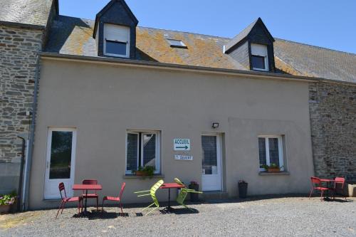 Pontorson Bed & Breakfast | Explore Chambres d'Hôtes Farcy: Family-Friendly Retreat