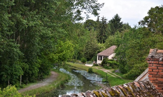 Chatres-sur-Cher Bed & Breakfast | Discover Châtres-Sur-Cher: Beachfront Retreat with Dining