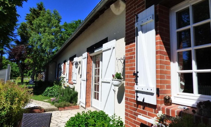 Feins-en-Gatinais House | Oceanfront Retreat: chambres d'hôtes les Muscaris Awaits