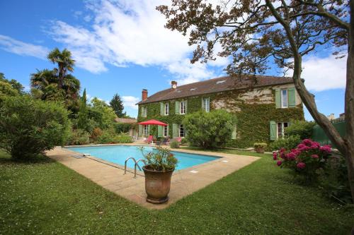Aire-sur-l'Adour Bed & Breakfast | Cozy Chambres d'Hôtes Le Mas with Pool & Ocean Views