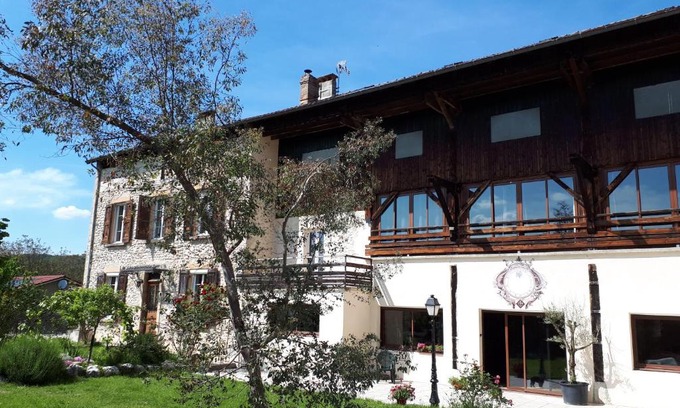 Izeron Bed & Breakfast | Discover Comfort at Chambres d'Hôtes La Noyeraie, Rated 8.6