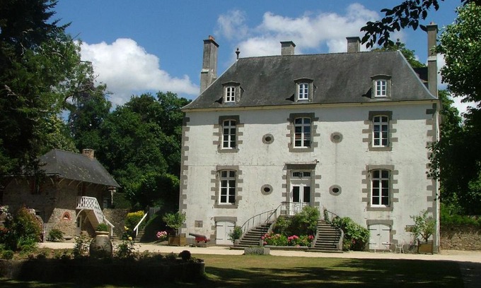 Miniac-Morvan Bed & Breakfast | Child-Friendly Retreat at Chambres d'Hôtes Launay Guibert