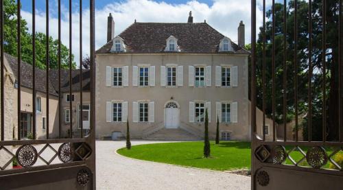 Demigny House | Discover Le Clos des Tilleuls: Oceanfront Retreat with Pool
