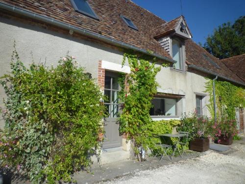 Sens-Beaujeu Bed & Breakfast | Child-Friendly Retreat at Chambres d'Hôtes Les Potiers