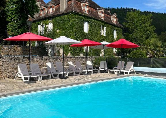 Tour-de-Faure Bed & Breakfast | Discover Maison Redon: Oceanfront Rooms with Pool Access
