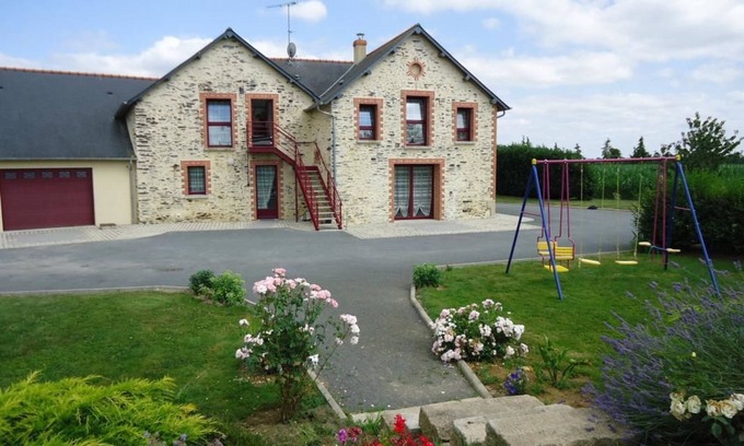 La Selle-Craonnaise House | Inviting Chambres d'Hotes Bel Air - Rated 9/10 & Family-Friendly