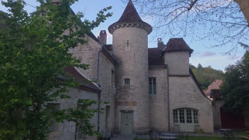 Vaillac Bed & Breakfast | Discover Domaine de Feneyrol: Oceanfront Retreat Awaits