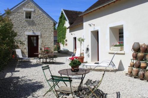 Vezinnes Bed & Breakfast | Indulge in Unique Guest Rooms and Dining Experience
