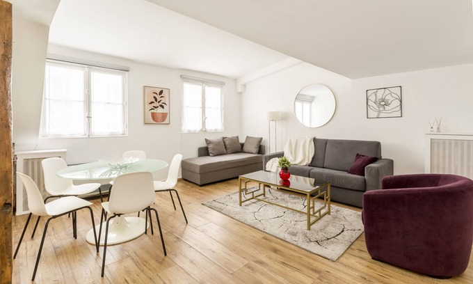 8th Arrondissement Apartment | Discover Champs Elysées Artois: Family-Friendly Comfort