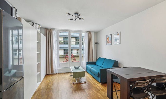 Champs-Elysees Apartment | Discover Champs-Elysées: Wheelchair Accessible Comfort