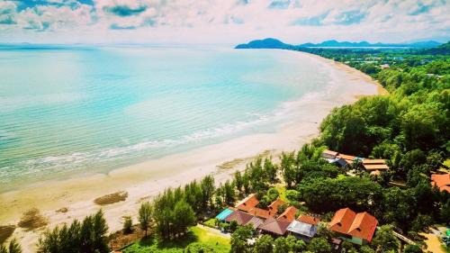 Khlong Khut Resort | Relax at Chanchaolao Beach Resort with Oceanfront Pool Access
