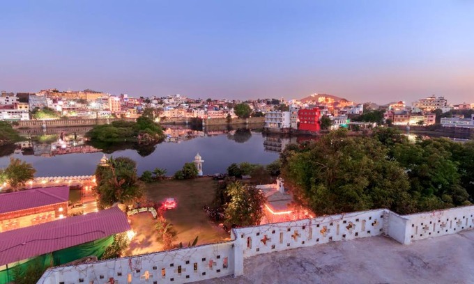 Lake Swaroop Sagar House | Cozy Chandralok Villa: Family-Friendly with Breakfast Included
