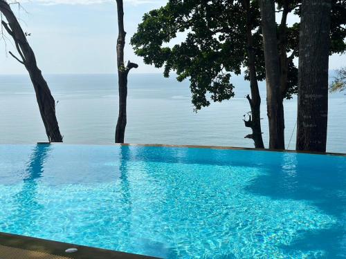 Ko Chang Resort | Oceanfront Escape at Chang Cliff Resort with Pool Access