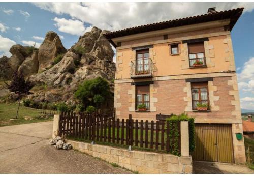 Pinilla de los Barruecos House | Discover Chanin: Family-Friendly Retreat for Memorable Stays