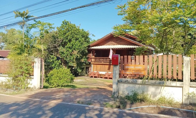 Mae Hong Son House | Charming Chanmuang Guesthouse: Child-Friendly Retreat
