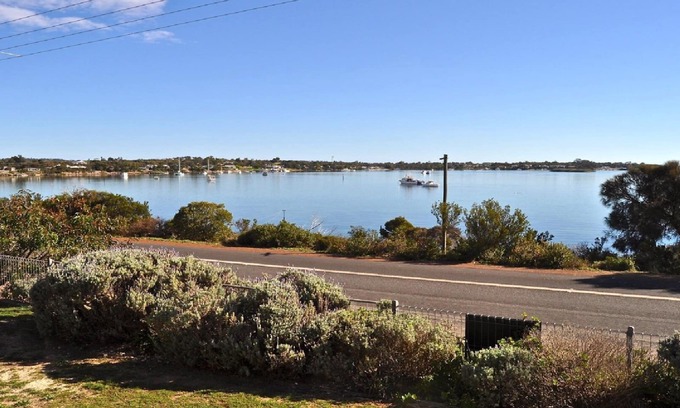 Lake Wangary House | Budget-Friendly Channel View with Family and Pet Amenities
