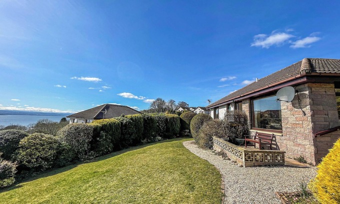 Fortrose Cottage | Family-Friendly 2 Bedroom Stay in Fortrose with Kitchen