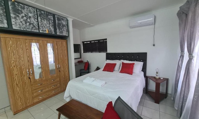 Meer En See House | Cozy Getaway at Chantelle's Overnight Room - Pool & Family Fun