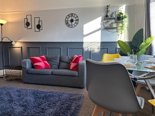 Hull Apartment | Family-Friendly Retreat at Jo Chanterlands Fairview House