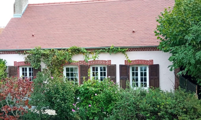 Noyers Cottage | Chantilly Cottage: Family-Friendly Retreat with Breakfast