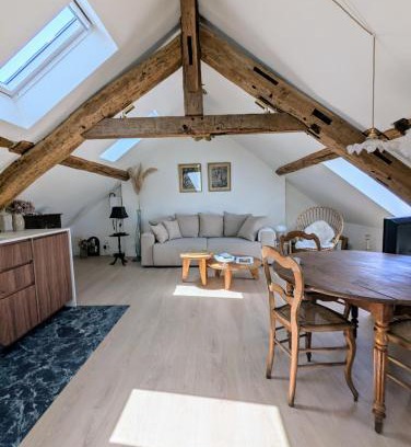 Chantilly Apartment | Chantilly sous les toits: Family & Pet-Friendly Retreat