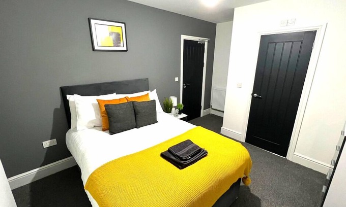 Grimsby House | Cozy Chantry Suites Double Room with Kitchen in DN31